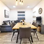 דירה With Parking Space - 22796 ספליט